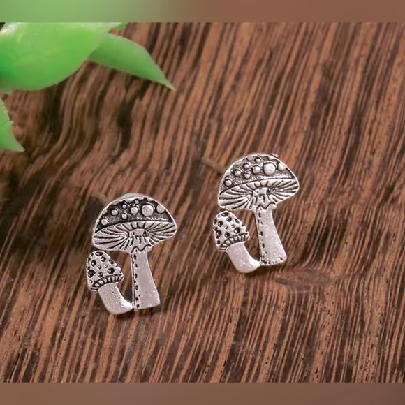 MUSHROOM 🍄 STUD EARRINGS - Picture 7 of 11